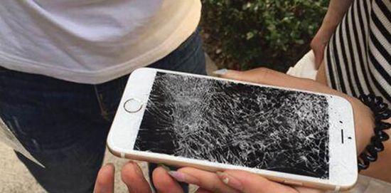 浙江传媒学院戴姓女教师因为对学生上课玩手机不满，怒摔3台iPhone6手机。