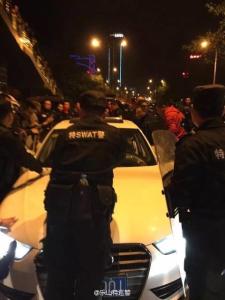 男子闹市劫持奥迪女司机 索要5万元