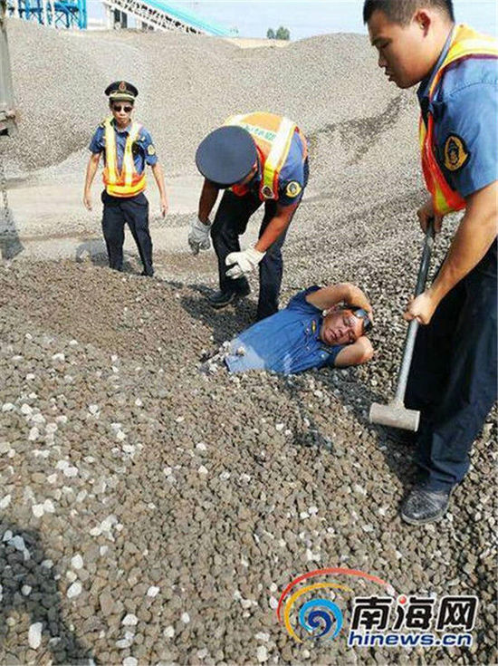 海南一超载车被查强行卸货 司机活埋执法人员
