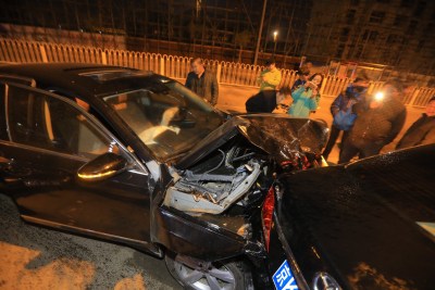 北京一轿车连撞6车 司机称“代驾跑了”
