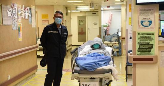 被捕姓郑男子右戴上口罩等候治理。