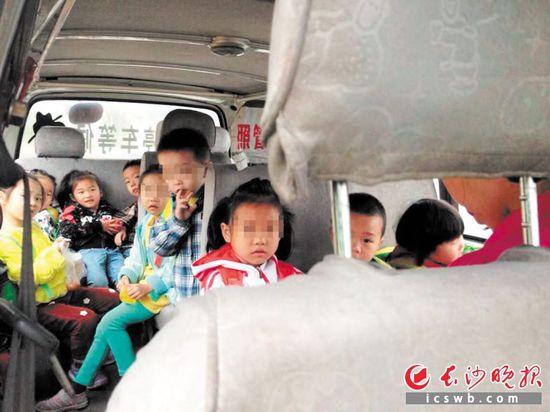 8座校车挤16名幼儿 超员达125%被追究刑责