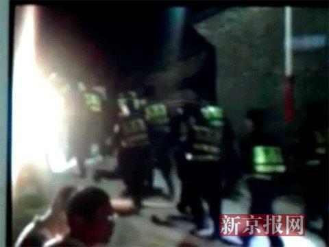 深圳一嫌犯押送取证时脱逃 警察打手电封山追捕