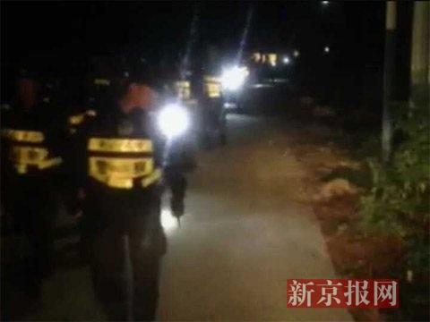 深圳一嫌犯押送取证时脱逃 警察打手电封山追捕