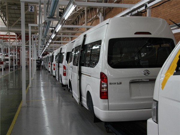 图为中国－非洲汽车有限公司在南非工厂装配线上的汽车。