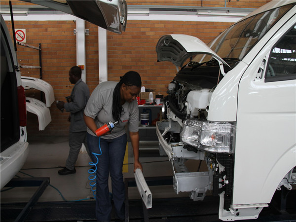 图为中国－非洲汽车有限公司工人在装配汽车。