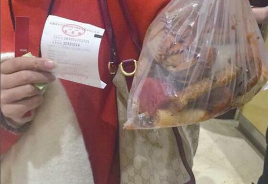 凌先生展示的食物。图据《扬子晚报》