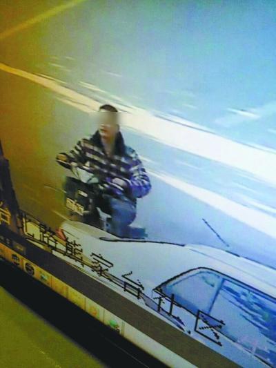 图为监控视频中的砸车嫌疑人。一名不愿透露姓名的车主供图