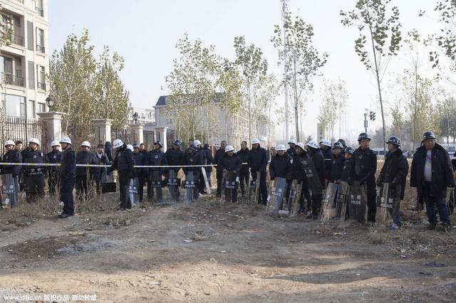 长春近百名执法人员穿防爆服持防暴盾牌拆违建