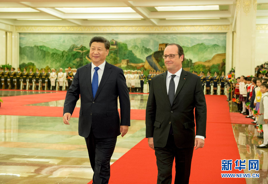 11月2日，国家主席习近平在北京人民大会堂同法国总统奥朗德举行会谈。这是会谈前，习近平在人民大会堂北大厅为奥朗德举行欢迎仪式。新华社记者李学仁摄
