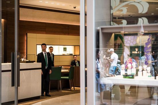 资料图:香港铜锣湾的劳力士专卖店在等待顾客。