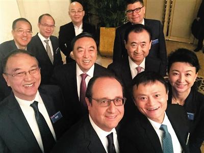 11月3日，法国总统奥朗德出席中国企业家俱乐部主办的早餐会。这是早餐会前，奥朗德与柳传志、马云、王健林等中国企业家的自拍合影。 图/新华社