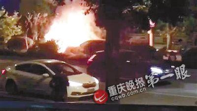 奥迪追尾出租车瞬间大火 目击者：发生3次爆炸