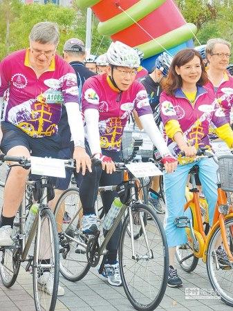 台北市长柯文哲参加环台北骑乘活动，他以约4小时完成69.55公里路程。 台湾《中国时报》图