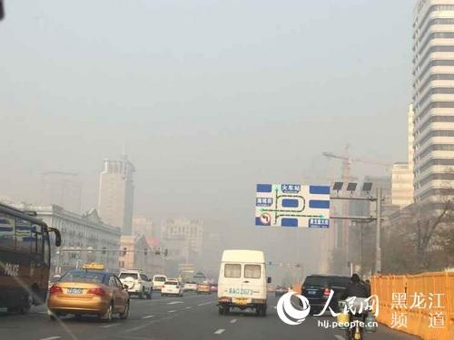 哈尔滨现雾霾天气。