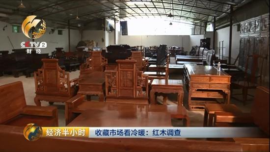 由于市场不景气，仓库里堆满了滞销的红木家具