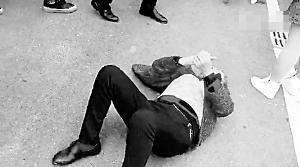 一位老人躺在地上。视频截图