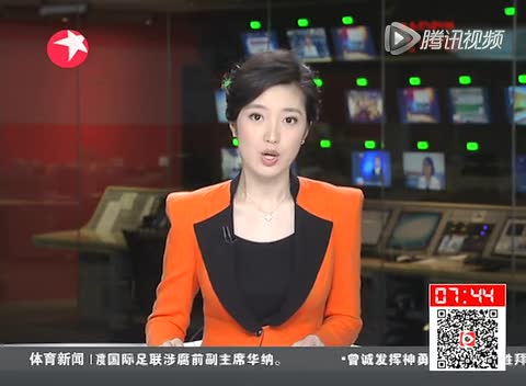 官员上班睡觉看电视 反问记者：不躺着难道趴着截图