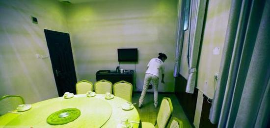 广西官员宴席上猥亵女性被双开 移送司法机关(00:00:00)