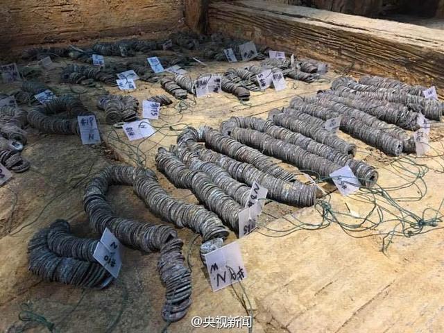 中国出土2000年前西汉列侯墓 发现10余吨铜钱