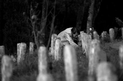 远征军遗骸归国搁浅 近九旬老兵闻讯墓前痛哭