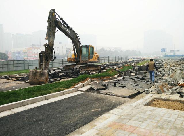郑州一快速路通车5天后被重新挖开