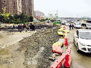 郑州一快速路通车5天后被重新挖开，昨日这则新闻引起部分媒体关注。报道称陇海路与中州大道交叉口的陇海高架地面快速路，沥青路面被挖开了50米左右。