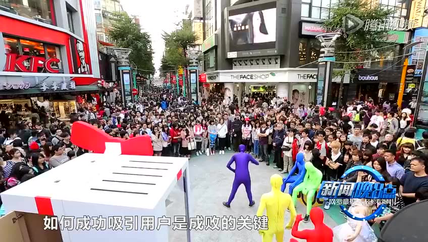 新闻晚8点：比基尼女郎遭大妈驱赶 男子岳父家跷二郎腿被打截图