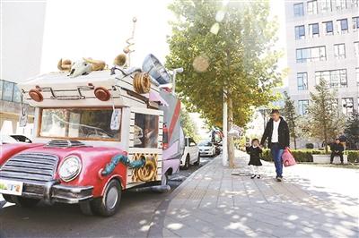 老爸为女儿制最萌校车系炒作 花10万雇人表演