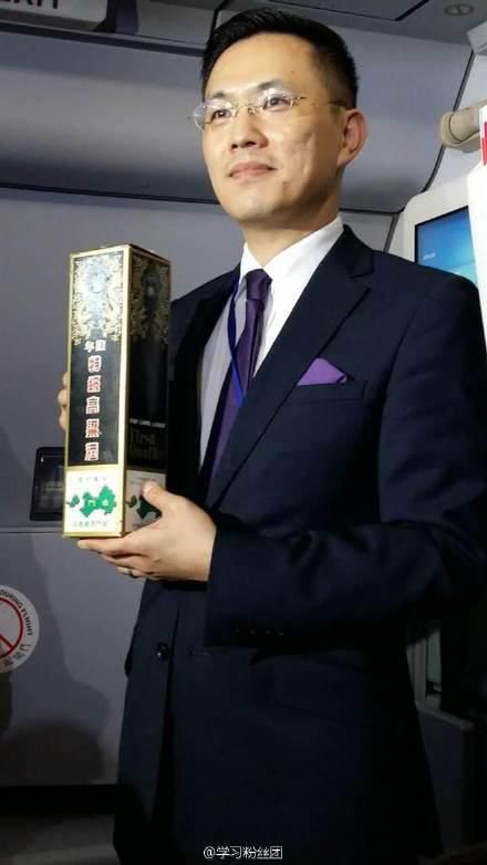 马英九特别带的1990年份金门高粱酒。