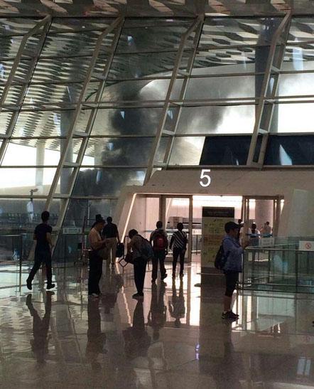 深圳机场航站楼一车辆撞柱子并起火(图)