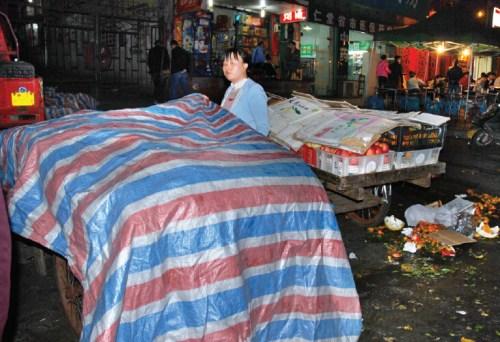 这对摊贩夫妇占道经营的板车