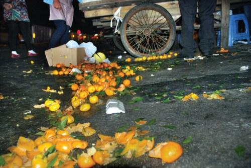 现场被踩坏的水果