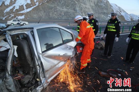 青海乌兰境内两车驶入在建茶格高速相撞5人遇难