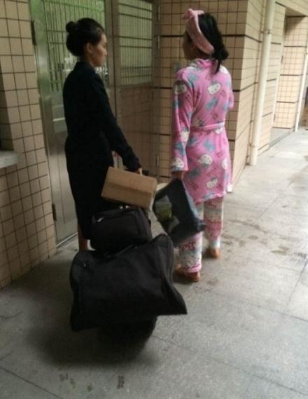 东航回应空姐不在公寓男领导开房门检查事件 