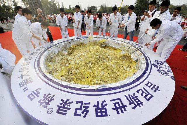 扬州“破纪录炒饭”成本14万 官方称未参与