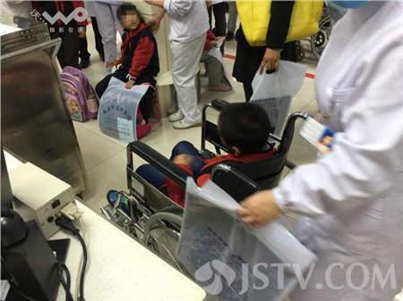南京一小学组织秋游发生踩踏 16名学生受伤