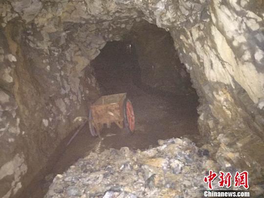 浙江义乌一矿洞发生坍塌两人被困 其中1人被救后死亡邹宁浩摄