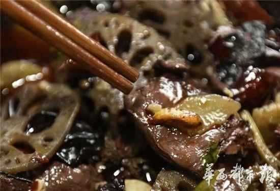 潘先生用筷子将虫蛹挑到桌上，准备找老板讨要说法。而潘先生的朋友看到这一幕后，捂住嘴巴，跑到饭店的洗手间吐个不停。