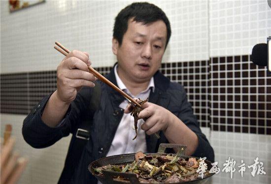 食客餐馆吃饭吃出虫蛹狂吐 服务员称“就算是蛆也无害”