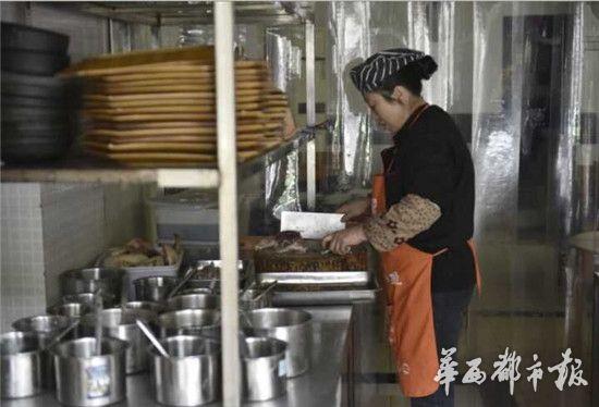 随后，在该店后厨，一名店员打开冰箱告诉记者，毛肚是泡水后放在冰箱中的，“都是早上才买的，我们也不知道为什么会有这东西。”