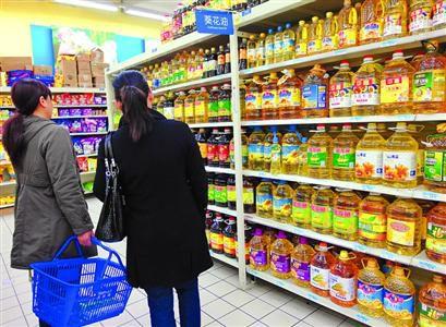 食用植物油符合国人的饮食习惯，但要注意在正规场所购买，讲究食用方法。