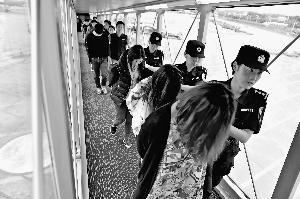 我国包机押回254名电信诈骗嫌犯 机上不配刀叉