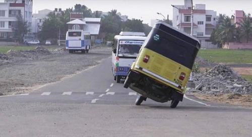 印度男子驾三轮摩托侧滑2.2公里 创世界纪录