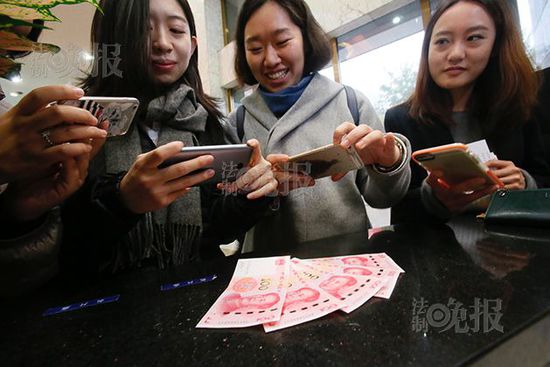 法晚记者(微信公号ID:fzwb_52165216)获悉，今天起新版人民币将根据各银行的自主安排，陆续通过银行网点和ATM对外支付。为了确保市民能在今日当天就一睹新版人民币的“风采”，部分银行网点将在对外付款时，优先支付新版人民币。