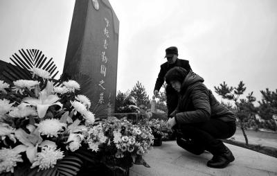 呼格骨灰迁入新墓 墓志铭书其生也短其命也悲