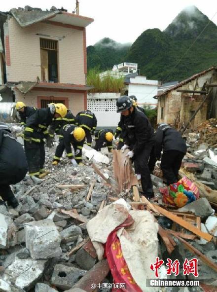 广西马山一栋楼房爆炸后倒塌 已致4人遇难(图)