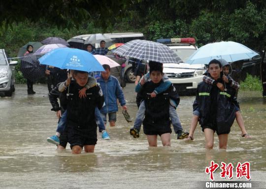 广西贺州遭遇初冬罕见暴雨 民警紧急出动抗洪涝