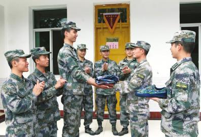 郑州身高2米小伙当兵 为匍匐苦练“缩骨功”(图)