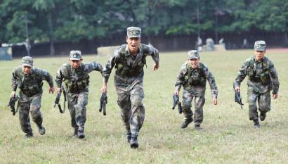 郑州身高2米小伙当兵 为匍匐苦练“缩骨功”(图)